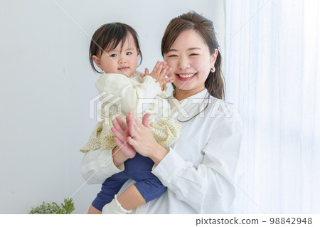 寶寶和媽媽拍手 98842948