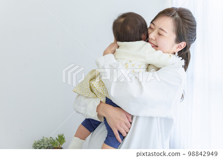 寶寶和媽媽擁抱的圖片 寶寶和媽媽擁抱的圖片 98842949