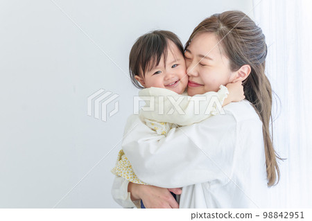 媽媽和寶寶擁抱 98842951