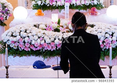 儀式女士為開幕式做準備 98843393