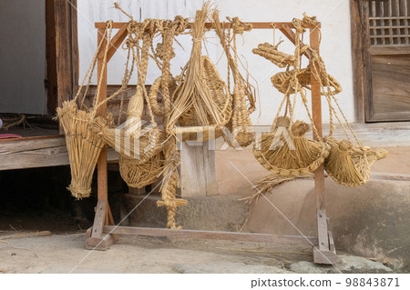 各種傳統的稻草製品、草鞋 各種傳統的稻草製品、草鞋 98843871