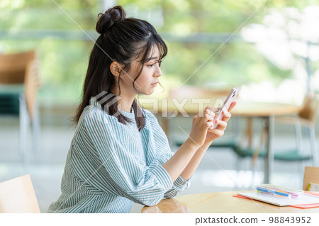 A young lady with a smartphone 98843952