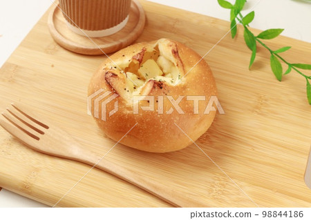bread and coffee breakfast 98844186
