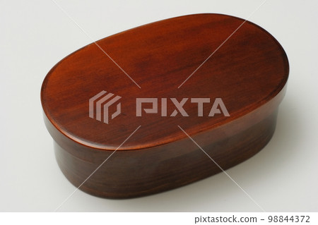 Bento box with oval-shaped bending wappa Bento box with oval-shaped bending wappa 98844372