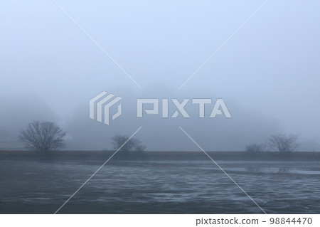 Hiranozawa Pond in the fog 98844470