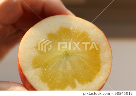 Honey-filled apples cut (komitsu) 98845012