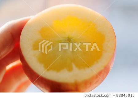 Honey-filled apples cut (komitsu) 98845013