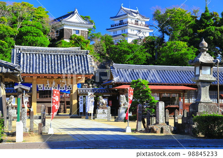[Nagasaki Prefecture] Ruins of Hirado Castle under fine weather (castle tower and Kameoka Shrine) 98845233