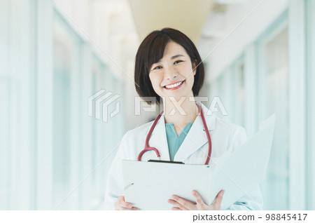 看圖表的年輕女性醫生 98845417