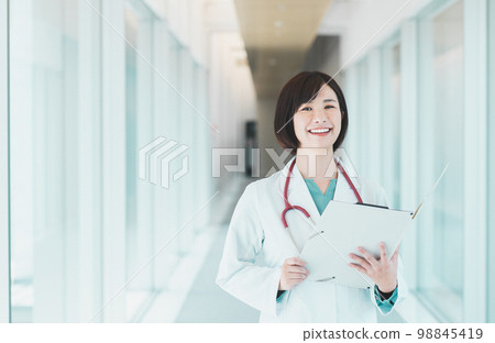 看圖表的年輕女性醫生 98845419