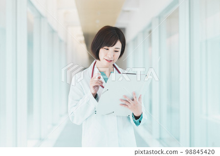 看圖表的年輕女性醫生 98845420