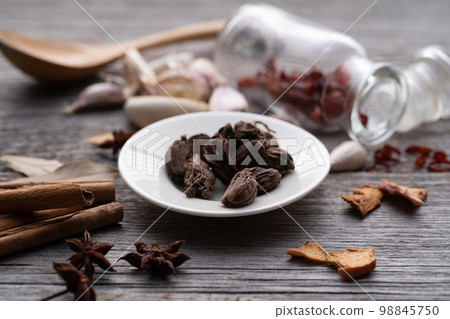 Black cardamom spice Black cardamom spice 98845750