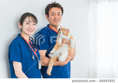 Male and female veterinarians at animal hospitals holding cats (Asian) 98845891