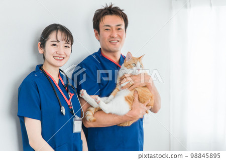 動物醫院的男女獸醫抱著貓（亞洲人） 98845895