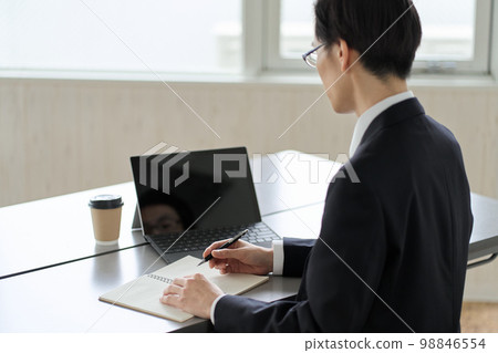 在計算機上在線學習的亞洲商人 98846554