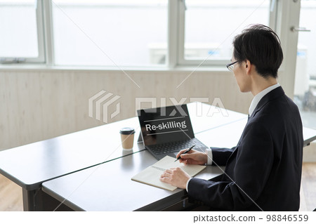 在計算機上在線學習的亞洲商人 98846559