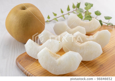 fresh and delicious pears 98846652