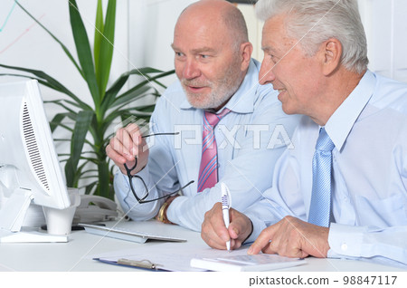Senior businessmen sitting at desk and working 98847117
