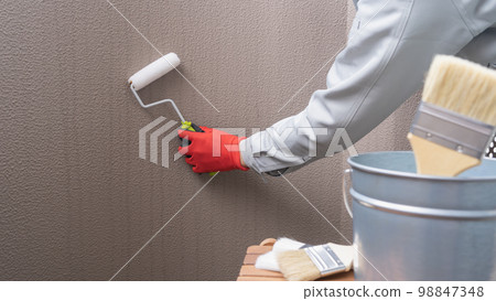 Exterior wall painting | Craftsman / worker image Exterior wall painting | Craftsman / worker image 98847348