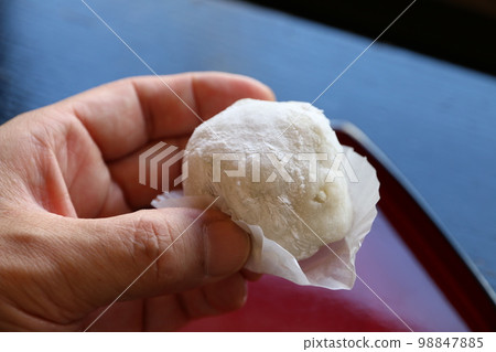 hand holding daifuku 98847885