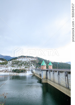 Narufuchi Dam in the snowy winter, Sasaguri Town, Fukuoka Prefecture Narufuchi Dam in the snowy winter, Sasaguri Town, Fukuoka Prefecture 98848457