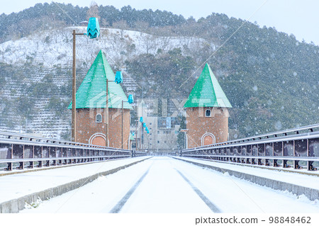 Narufuchi Dam in the snow, Sasaguri Town, Fukuoka Prefecture Narufuchi Dam in the snow, Sasaguri Town, Fukuoka Prefecture 98848462