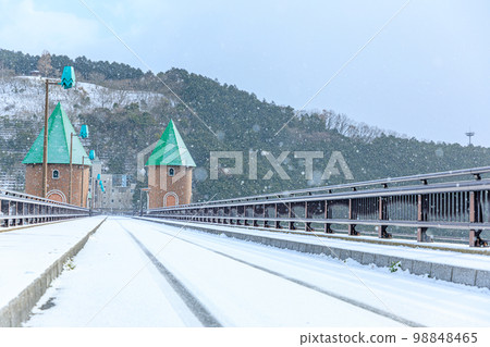Narufuchi Dam in the snow, Sasaguri Town, Fukuoka Prefecture Narufuchi Dam in the snow, Sasaguri Town, Fukuoka Prefecture 98848465
