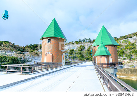 Narufuchi Dam in the snowy winter, Sasaguri Town, Fukuoka Prefecture Narufuchi Dam in the snowy winter, Sasaguri Town, Fukuoka Prefecture 98848468