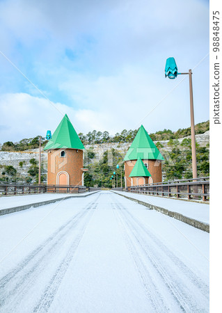 Narufuchi Dam in the snowy winter, Sasaguri Town, Fukuoka Prefecture Narufuchi Dam in the snowy winter, Sasaguri Town, Fukuoka Prefecture 98848475