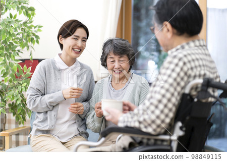 護理人員和老人邊喝茶邊聊天 98849115