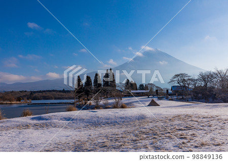 (Shizuoka Prefecture) Lake Tanuki lakeside campsite in winter (Shizuoka Prefecture) Lake Tanuki lakeside campsite in winter 98849136