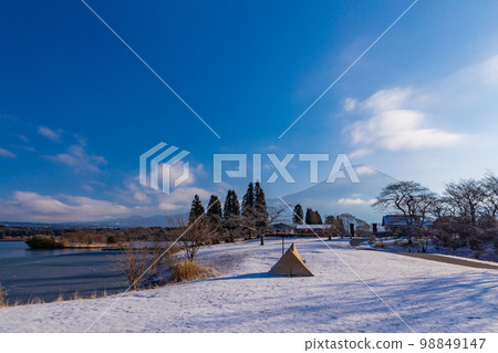 (Shizuoka Prefecture) Lake Tanuki lakeside campsite in winter (Shizuoka Prefecture) Lake Tanuki lakeside campsite in winter 98849147