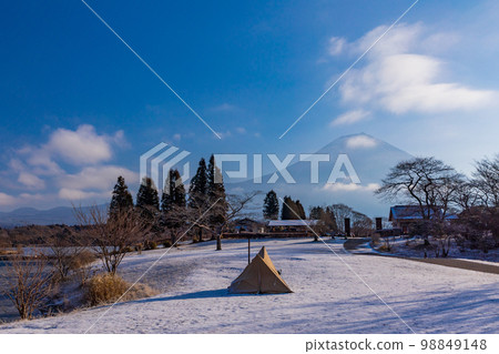 (Shizuoka Prefecture) Lake Tanuki lakeside campsite in winter (Shizuoka Prefecture) Lake Tanuki lakeside campsite in winter 98849148