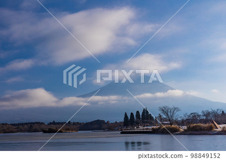 (Shizuoka Prefecture) Lake Tanuki lakeside campsite in winter (Shizuoka Prefecture) Lake Tanuki lakeside campsite in winter 98849152