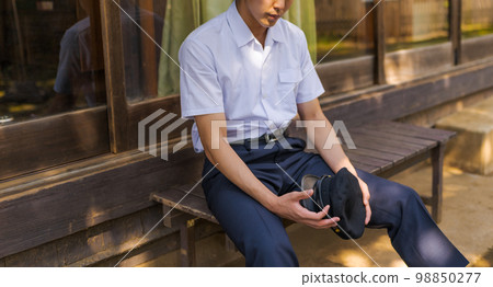 A cool high school boy who feels the times 98850277