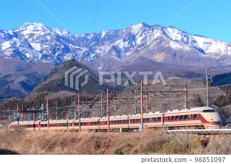 覆蓋著雪和 DRC 顏色的日光山脈。 98851097