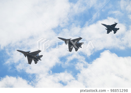 印度空軍蘇霍伊 Su-30MKI 和 JASDF F-2A 編隊 98851298