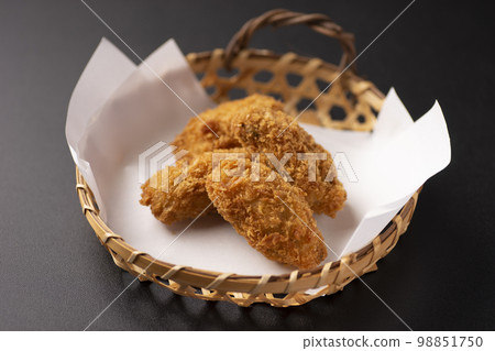 來自廣島的炸牡蠣 98851750