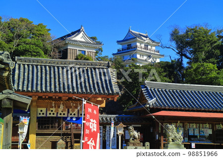 [Nagasaki Prefecture] Ruins of Hirado Castle under fine weather (castle tower and Kameoka Shrine) 98851966
