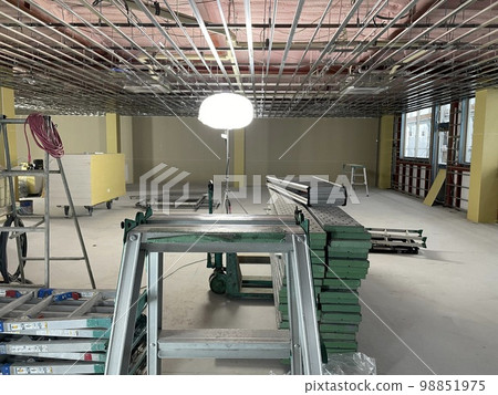 在建鋼結構建築的內部 98851975