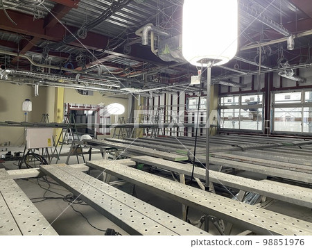 在建鋼結構建築的內部 98851976