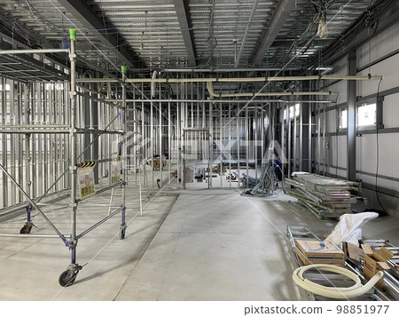 在建鋼結構建築內部 98851977