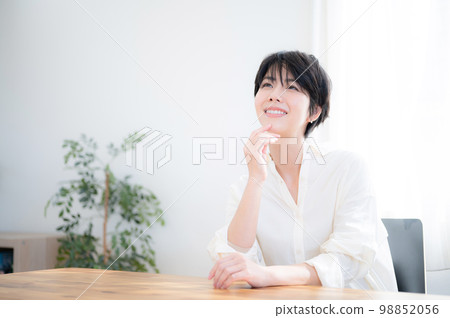 A woman relaxing in the living room Refreshing A woman relaxing in the living room Refreshing 98852056