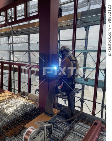 On-site welding of columns in steel-framed buildings 98852123