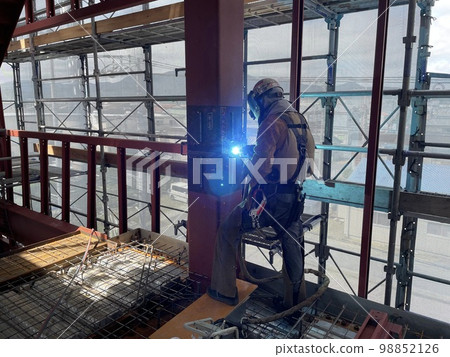 鋼架建築立柱現場焊接 98852126