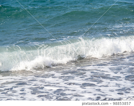 沙灘上的白浪。 98853857