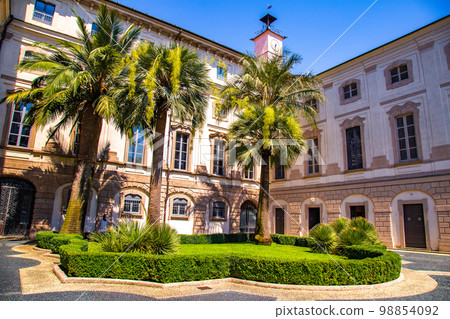 Palazzo Borromeo, Palace exterior view in Isola Bella, Isole Borromee archipelago, Lake Maggiore Palazzo Borromeo, Palace exterior view in Isola Bella, Isole Borromee archipelago, Lake Maggiore 98854092