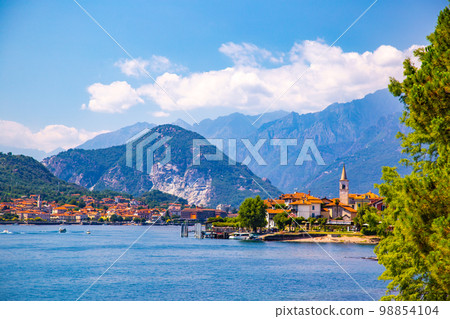 Aerial view of Isola Bella, in Isole Borromee archipelago in Lake Maggiore, Italy Aerial view of Isola Bella, in Isole Borromee archipelago in Lake Maggiore, Italy 98854104