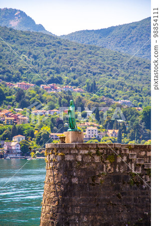 Aerial view of Isola Bella, in Isole Borromee archipelago in Lake Maggiore, Italy 98854111