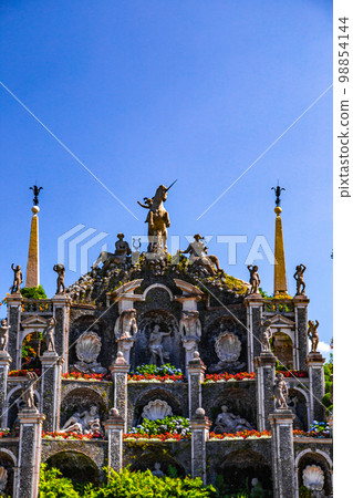 Italian style baroque Garden on Isola Bella, in isole borromee islands in lake Maggiore, Italy Italian style baroque Garden on Isola Bella, in isole borromee islands in lake Maggiore, Italy 98854144